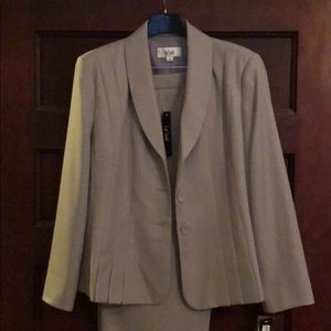 Women’s Le Suit two-piece gray suit. Never worn!